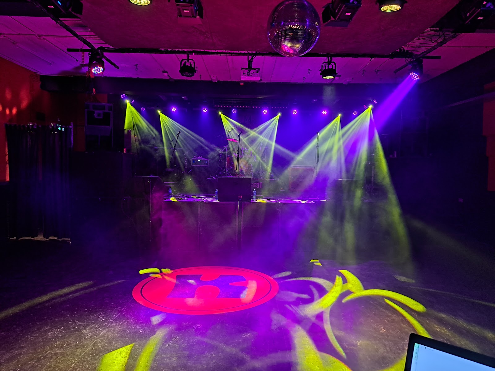 Podium met licht en rookmist